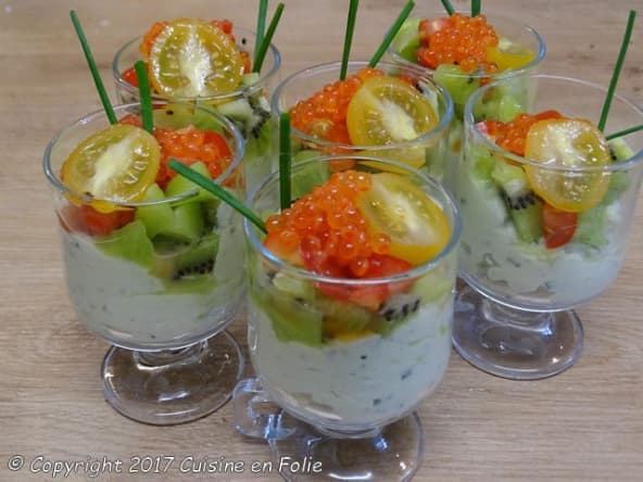 Verrines crabes, avocat, kiwi, ciboulette et oeufs de truite