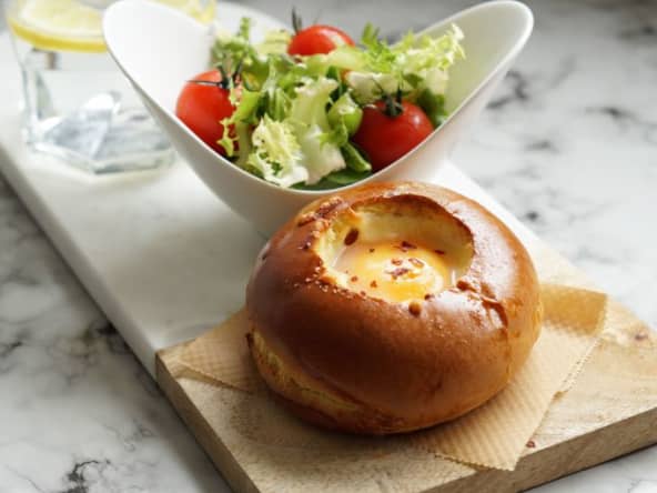 Oeuf en brioche pour le petit déjeuner