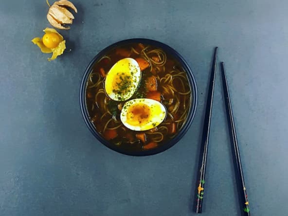 Bouillon miso, carotte, oeuf mollet
