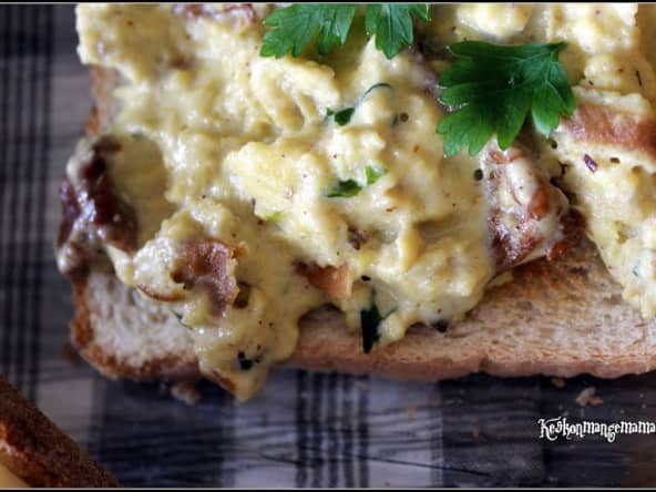 Tartines aux oeufs brouillés aux champignons