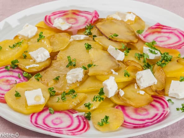 Salade chaude de pommes de terre à la fêta et à la betterave crue