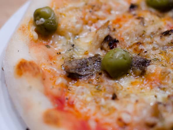 Pizza aux olives vertes et aux sardines