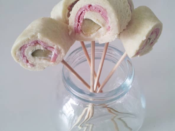 Roulés au pastrami, vache qui rit et pickles de concombre