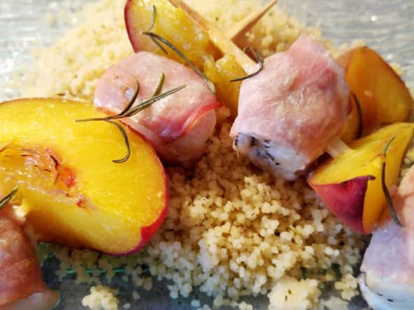 Brochettes d'espadon, bacon et pêches