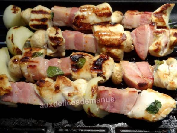 Brochettes de poulet et poitrine marinées à l'orange pressée