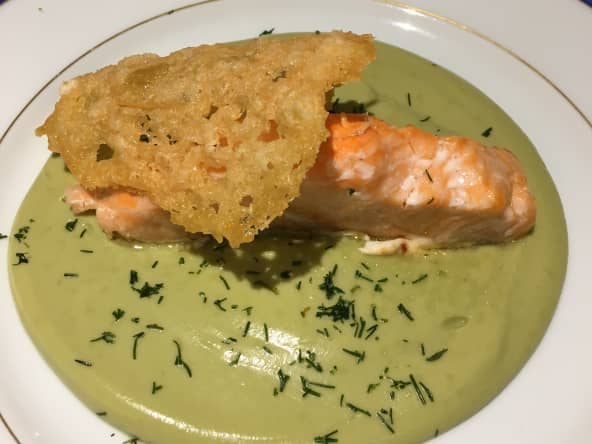 Saumon sur crème de brocolis et sa tuile au parmesan (Weight Watchers)