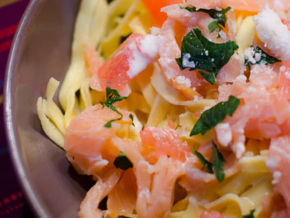 Tagliatelles au saumon fumé, au pamplemousse et à la menthe