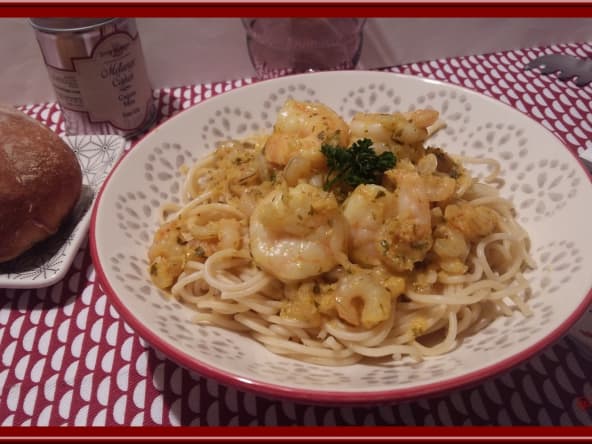 Spaghetti aux crevettes, sauce crémeuse aux épices Cajun