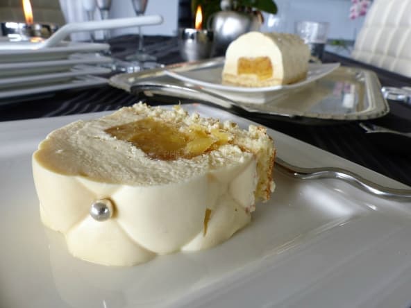 Bûche mousse chocolat blanc et noix de coco, insert ananas