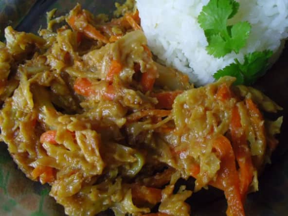 Chou cuit à la sauce vegan coco-cacahuètes
