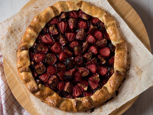 Tarte rustique aux figues et fraises, rapide et efficace