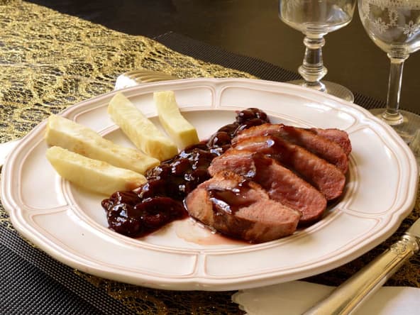 Magrets de canard aux cerises, au miel et aux épices pour les fêtes
