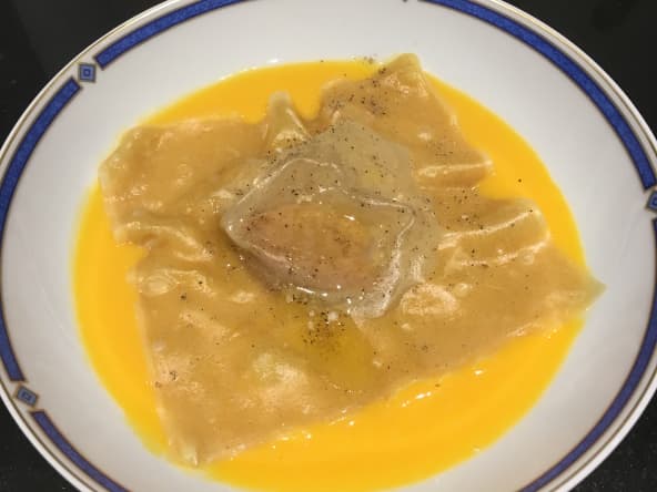 Raviole de foie gras et son velouté de potiron