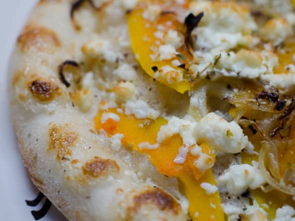Pizza à la courge butternut et à la feta