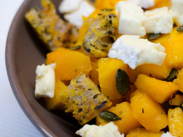 Salade de potimarron, aux croûtons, au camembert et aux graines de courge