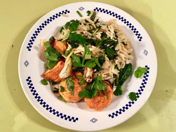 Pâtes orzo au kale et patate douce rôtie