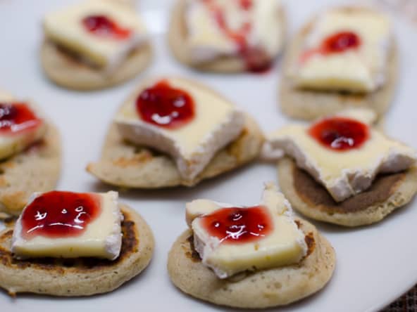 Blinis au camembert et au coulis de framboise : des petits canapés originaux pour l'apéritif