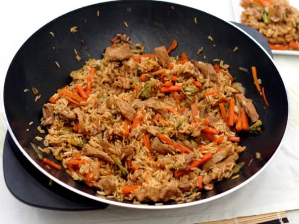 Wok de porc, riz, carottes, brocolis et sauce soja et sésame