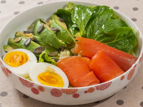 Buddha bowl, avocat, oeuf et truite fumée