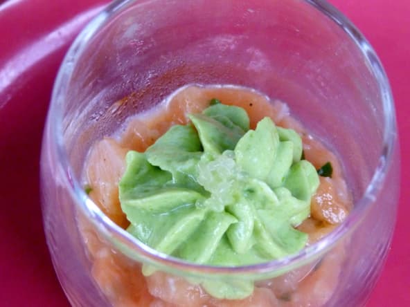 Tartare de saumon, crème de petits pois et citron caviar