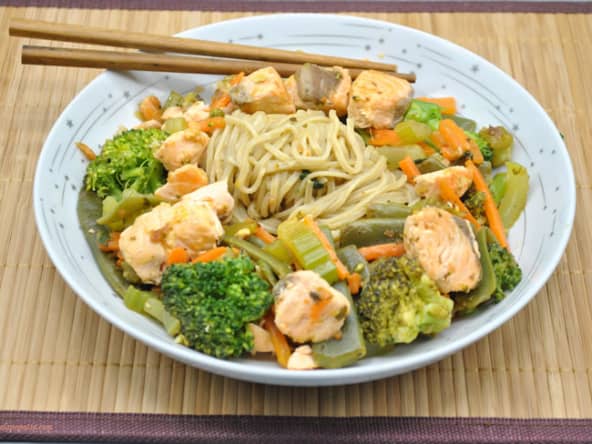 Sauté de nouilles, légumes et saumon