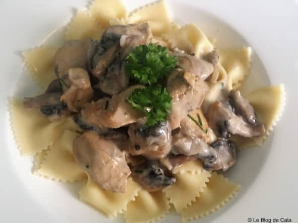 Farfalles fraîches à la crème, poulet et champignons