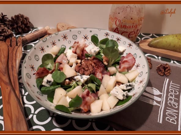 Salade de mâche au Roquefort, poire et chips de lard
