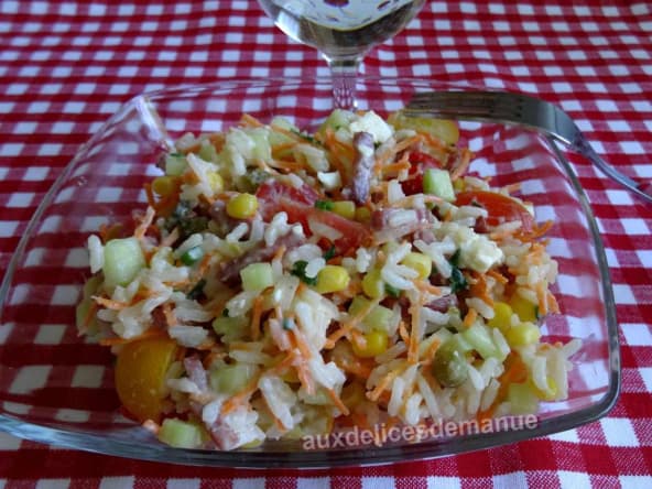 Salade de riz basmati au bacon, légumes et sauce yaourt aux herbes