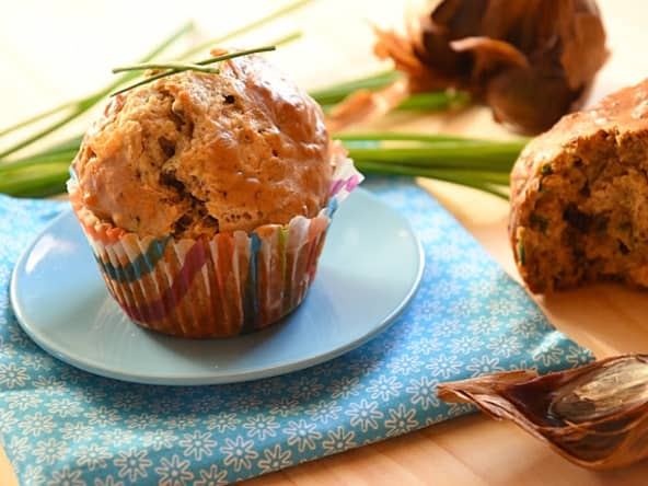 Muffins ail noir, stilton, ciboulette, cardamome