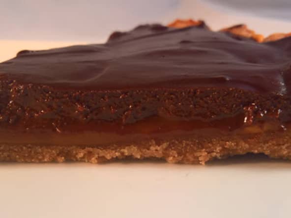 Tarte chocolat, caramel et cacahuètes