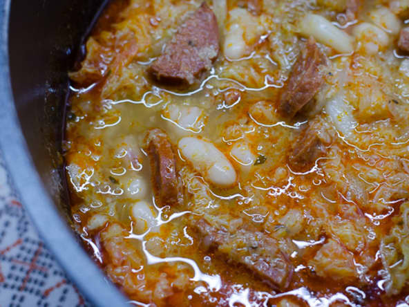 Soupe au chou frisé, aux haricots blancs et au chorizo