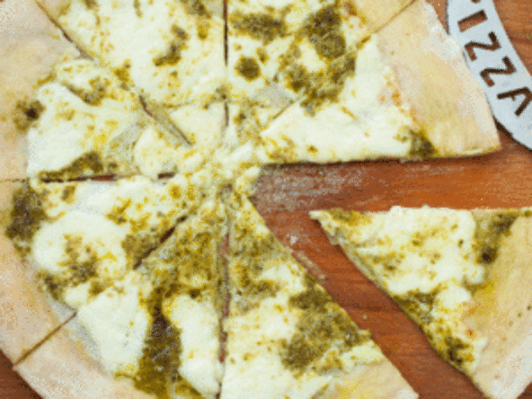 Pizza blanche au pesto et fromage italien stracchino