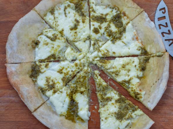 Pizza blanche au pesto et fromage stracchino
