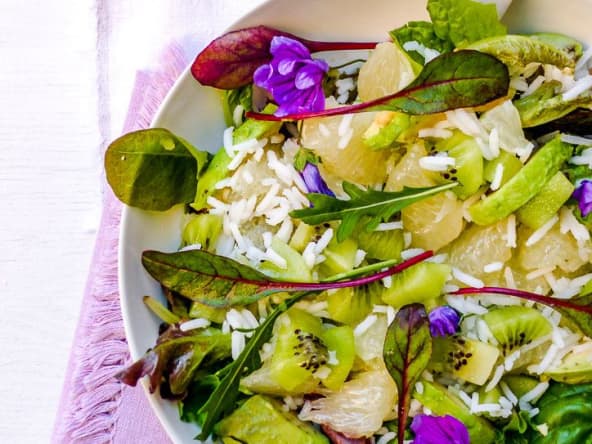 Salade kiwi, avocat, agrumes, jeunes pousses et riz
