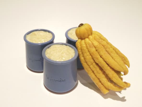 Riz au lait à la main de Bouddha