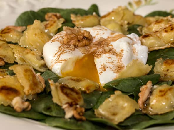 Salade de pousses d'épinards aux ravioles et son oeuf poché