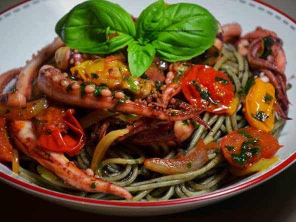 Spaghettis à l'encre de seiche et aux encornets