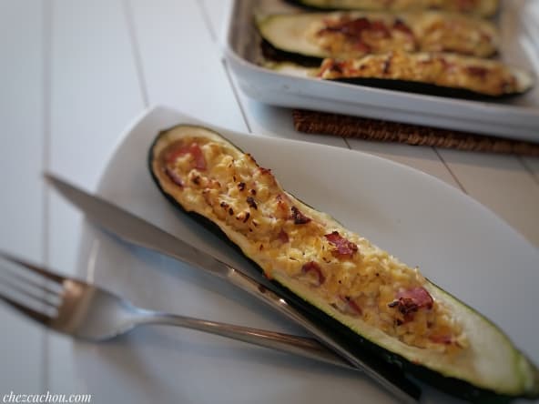 Courgettes farcies aux lentilles corail, bacon et fromage de chèvre