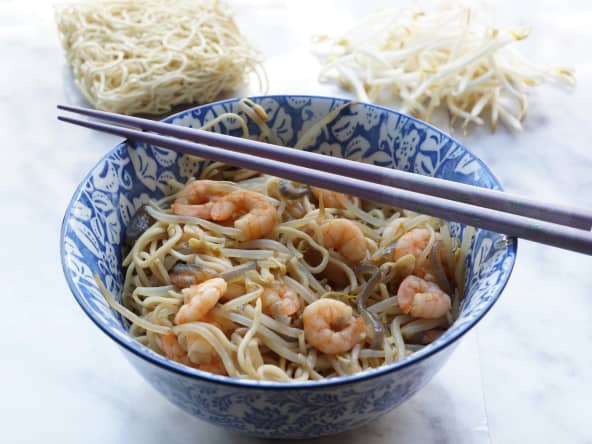 Nouilles sautées aux crevettes pousses de haricots mungos