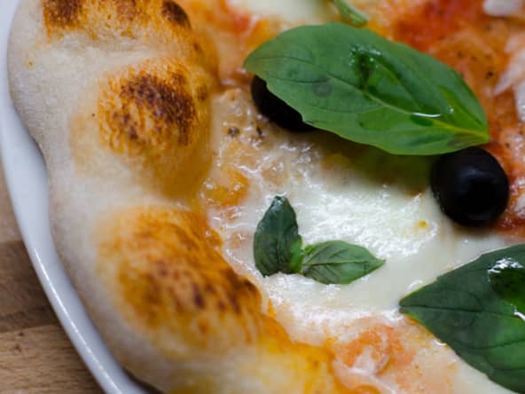 Pizza à l'ail et au basilic