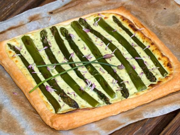 Tarte aux asperges vertes, ricotta et ail des ours