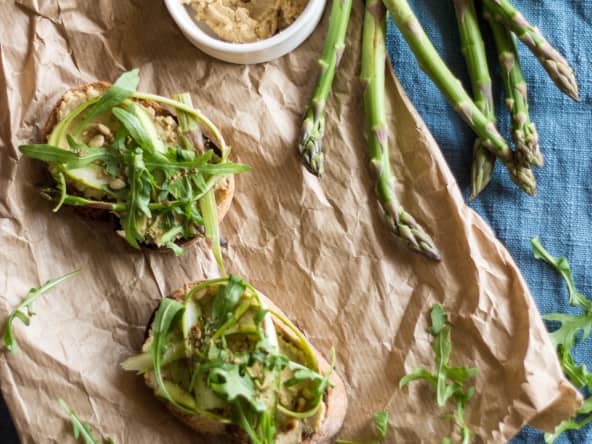 Tartine au houmous et asperges citronées