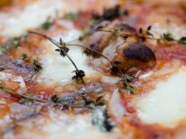 Pizza à la mozzarella, au thym et aux anchois