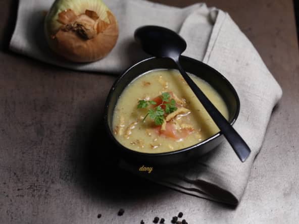 Velouté de queues d'asperges vertes au saumon fumé et oignons frits