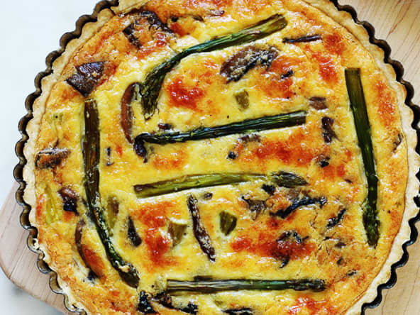 Quiche aux asperges, fromage et champignons