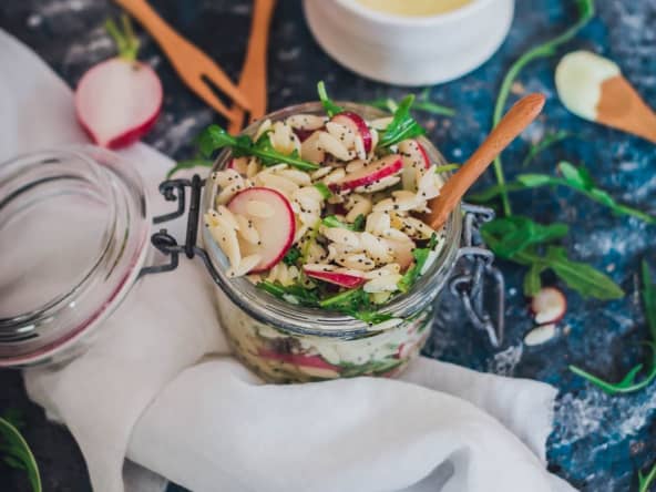 Salade de pâtes, radis et roquette