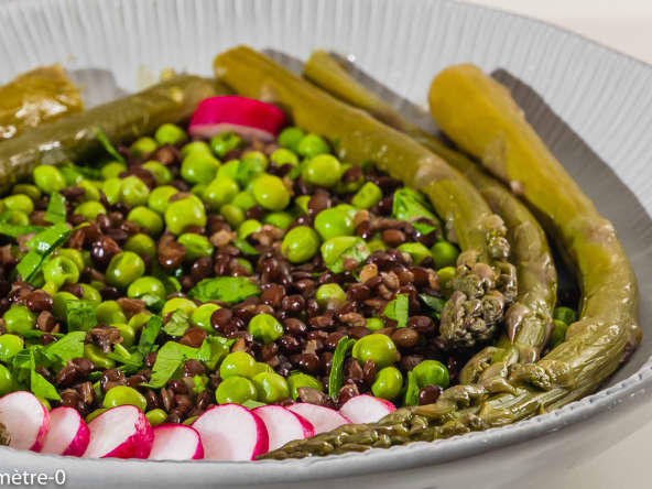 Salade de lentilles beluga aux asperges et petits pois