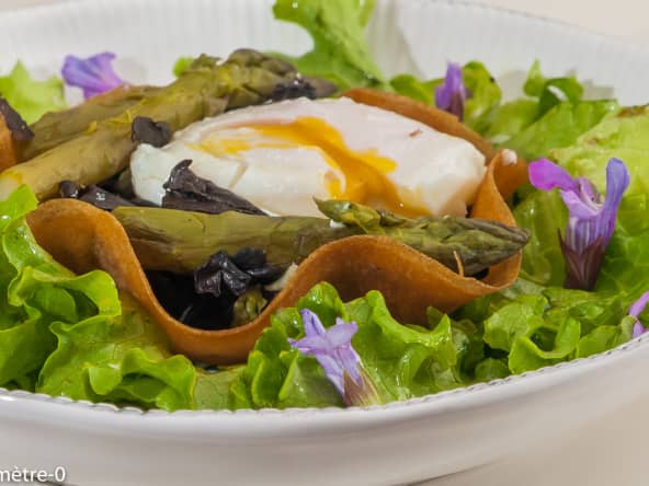 Briks aux asperges, oeuf poché et champignons