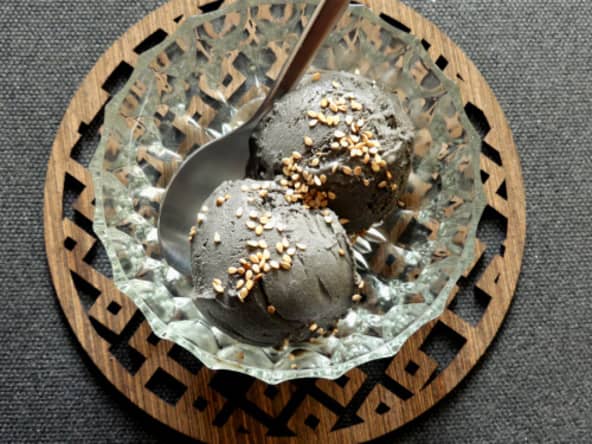 Crème glacée au sésame noir