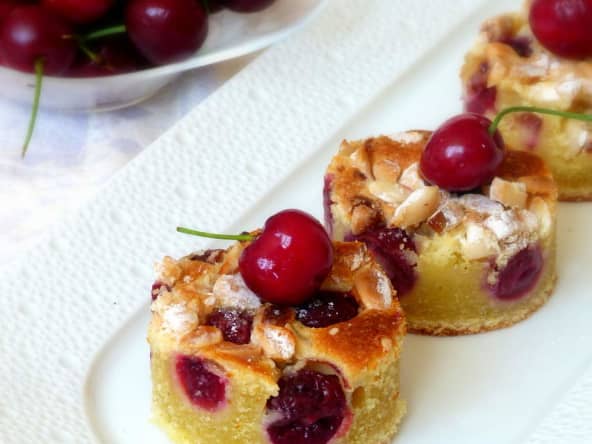Moelleux aux cerises, chocolat blanc et à la cardamome